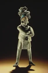 Stehende königliche Figur (Tonware)